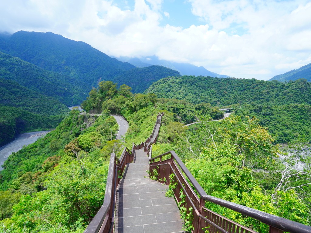多納部落一日遊,茂林一日遊,茂林景點,多納高吊橋,蛇頭山景觀台,小長城步道,瑪姿餐廳,一杉沐咖啡屋,高雄原住民部落,茂林多納部落,茂林部落旅遊,高雄秘境景點,多納部落文化體驗,魯凱族部落,高雄茂林行程推薦,部落美食推薦,茂林自駕一日遊,茂林輕旅行,多納部落石板屋,多納部落彩繪牆,高雄山區景點,茂林秘境步道,高雄拍照景點,茂林原住民文化,高雄深度旅遊