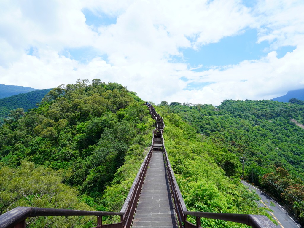 多納部落一日遊,茂林一日遊,茂林景點,多納高吊橋,蛇頭山景觀台,小長城步道,瑪姿餐廳,一杉沐咖啡屋,高雄原住民部落,茂林多納部落,茂林部落旅遊,高雄秘境景點,多納部落文化體驗,魯凱族部落,高雄茂林行程推薦,部落美食推薦,茂林自駕一日遊,茂林輕旅行,多納部落石板屋,多納部落彩繪牆,高雄山區景點,茂林秘境步道,高雄拍照景點,茂林原住民文化,高雄深度旅遊