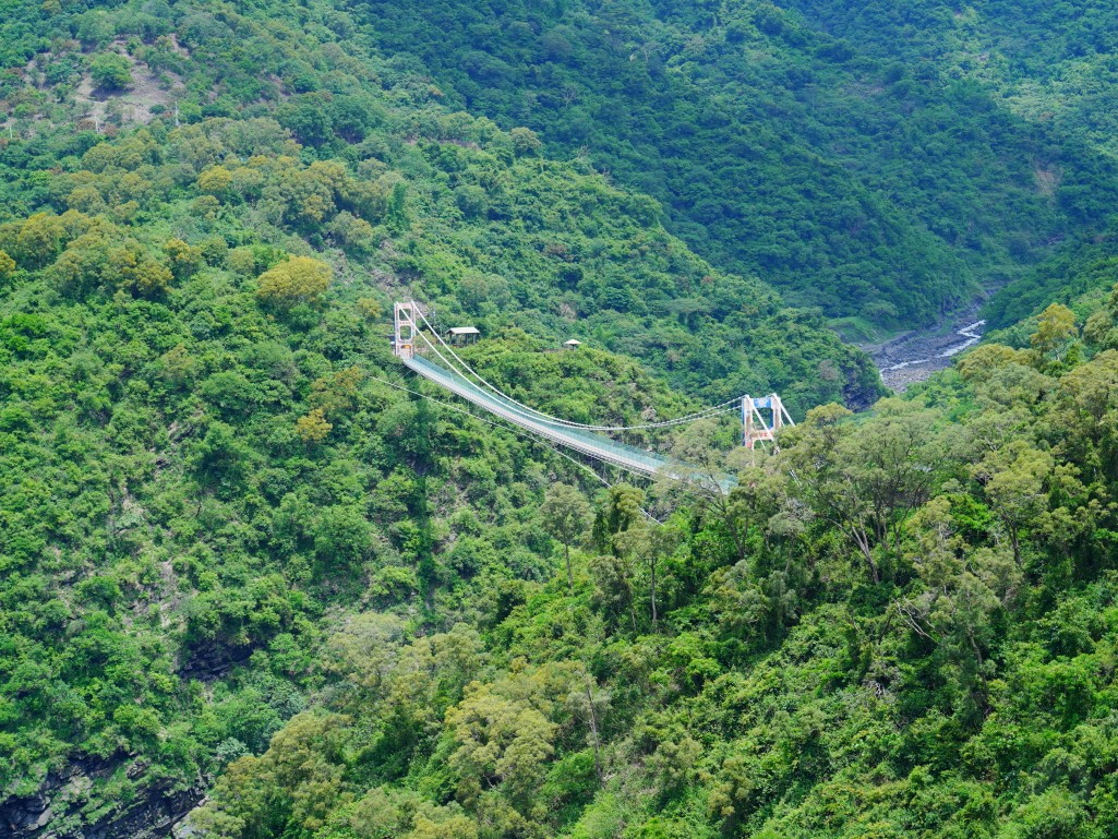 多納部落一日遊,茂林一日遊,茂林景點,多納高吊橋,蛇頭山景觀台,小長城步道,瑪姿餐廳,一杉沐咖啡屋,高雄原住民部落,茂林多納部落,茂林部落旅遊,高雄秘境景點,多納部落文化體驗,魯凱族部落,高雄茂林行程推薦,部落美食推薦,茂林自駕一日遊,茂林輕旅行,多納部落石板屋,多納部落彩繪牆,高雄山區景點,茂林秘境步道,高雄拍照景點,茂林原住民文化,高雄深度旅遊