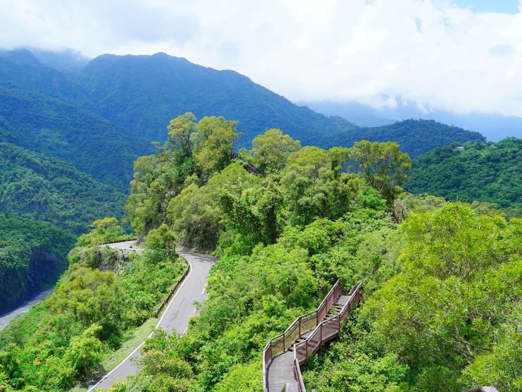 多納部落一日遊,茂林一日遊,茂林景點,多納高吊橋,蛇頭山景觀台,小長城步道,瑪姿餐廳,一杉沐咖啡屋,高雄原住民部落,茂林多納部落,茂林部落旅遊,高雄秘境景點,多納部落文化體驗,魯凱族部落,高雄茂林行程推薦,部落美食推薦,茂林自駕一日遊,茂林輕旅行,多納部落石板屋,多納部落彩繪牆,高雄山區景點,茂林秘境步道,高雄拍照景點,茂林原住民文化,高雄深度旅遊