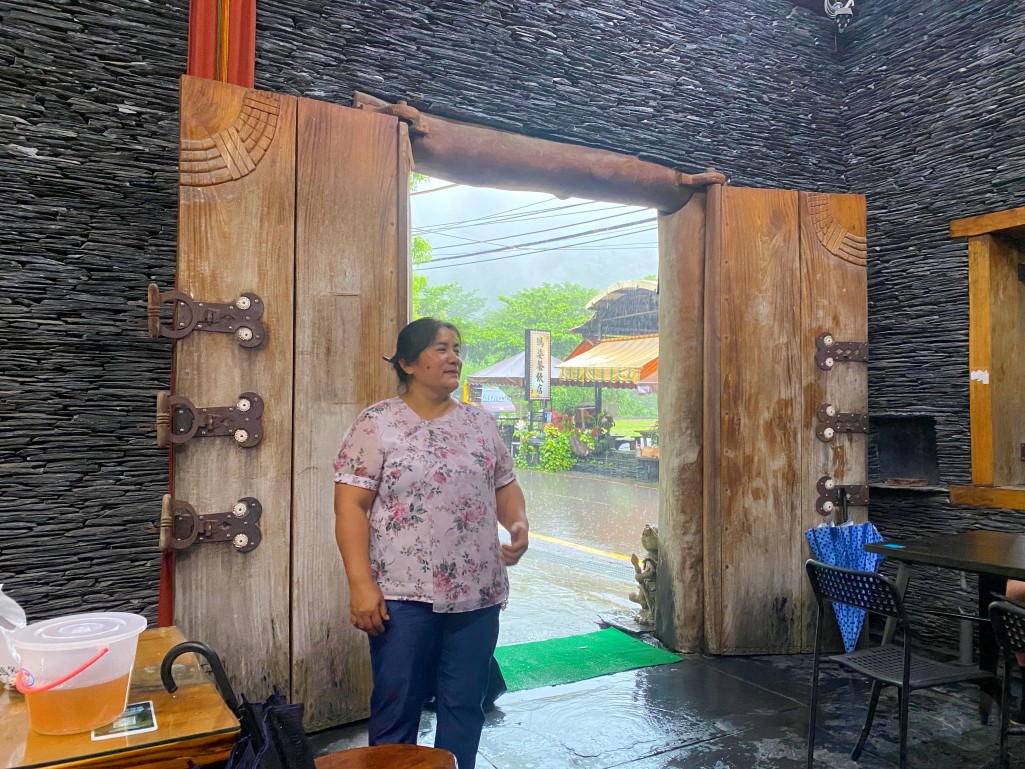 多納部落一日遊,茂林一日遊,茂林景點,多納高吊橋,蛇頭山景觀台,小長城步道,瑪姿餐廳,一杉沐咖啡屋,高雄原住民部落,茂林多納部落,茂林部落旅遊,高雄秘境景點,多納部落文化體驗,魯凱族部落,高雄茂林行程推薦,部落美食推薦,茂林自駕一日遊,茂林輕旅行,多納部落石板屋,多納部落彩繪牆,高雄山區景點,茂林秘境步道,高雄拍照景點,茂林原住民文化,高雄深度旅遊