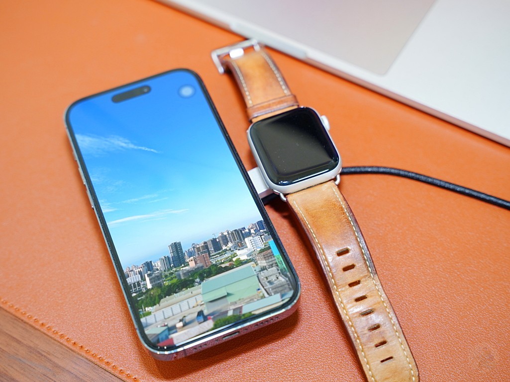 MONITORMATE MS-Z, 三合一無線充電座, Qi2 無線快充, Apple Watch MFW 認證, iPhone MagSafe 充電座, 可摺疊無線充電器, 多設備無線充電, 無線充電座推薦 2025, 磁吸式無線充電器, Apple 裝置充電座,旅遊充電神器, 出差用無線充電座, 三合一旅行充電器, 可攜式快充設備, 行動充電旅行必備, 數位遊牧族配件, 折疊無線充電器, 輕巧充電座推薦, 無線充電旅行組, 出國充電好物