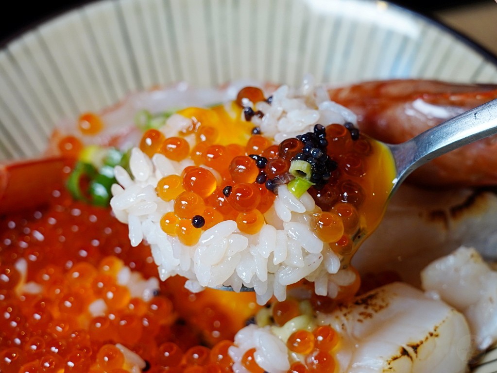 拌開的鮭魚卵丼
