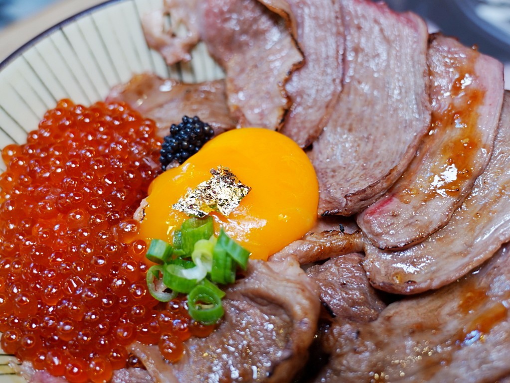 拌開蛋黃的和牛丼
