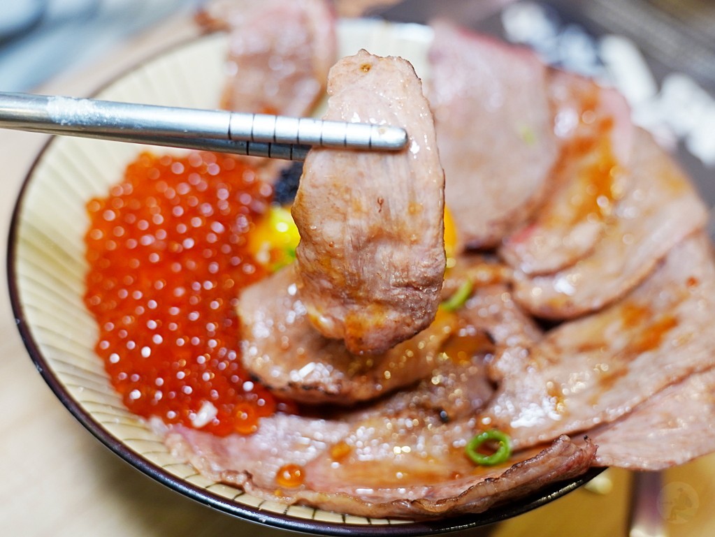 和牛肉片配飯