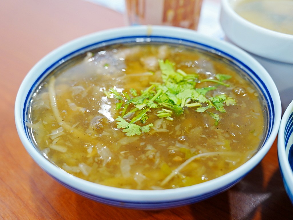 王爺王肉羹,水湳小吃推薦,水湳銅板美食,水湳市場周邊人氣美食,水湳排隊小吃,水湳排隊美食,美味食記,台中美食,水湳美食,台中必吃,台中排隊小吃,水湳市場美食,魚翅肉羹,米糕,北屯美食,銅板美食,在地小吃