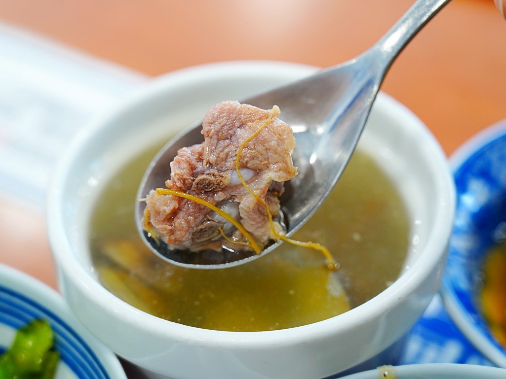 王爺王肉羹,水湳小吃推薦,水湳銅板美食,水湳市場周邊人氣美食,水湳排隊小吃,水湳排隊美食,美味食記,台中美食,水湳美食,台中必吃,台中排隊小吃,水湳市場美食,魚翅肉羹,米糕,北屯美食,銅板美食,在地小吃