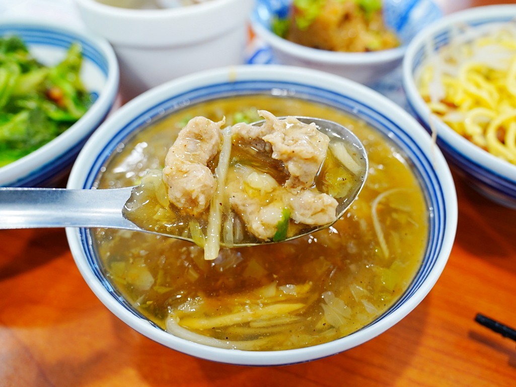 王爺王肉羹,水湳小吃推薦,水湳銅板美食,水湳市場周邊人氣美食,水湳排隊小吃,水湳排隊美食,美味食記,台中美食,水湳美食,台中必吃,台中排隊小吃,水湳市場美食,魚翅肉羹,米糕,北屯美食,銅板美食,在地小吃