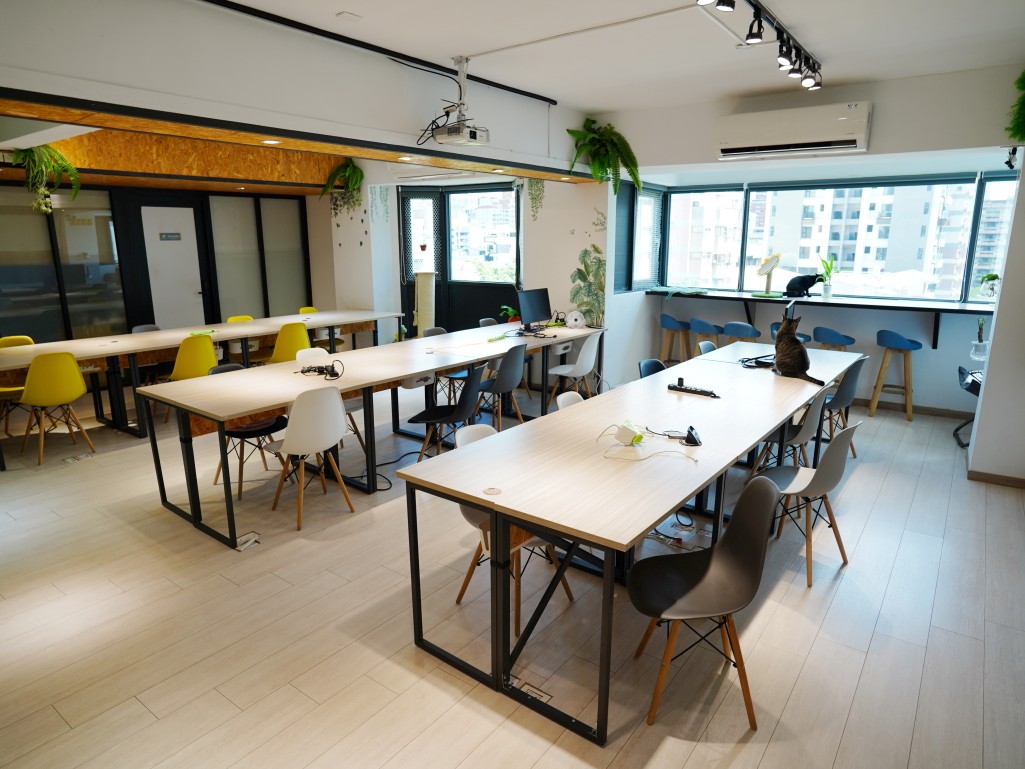 台中共享空間,台中共享辦公室,coworking space 台中,Hour Jungle Coworking,寵物友善辦公室,台中會議室租借,自由工作者推薦空間,創業空間推薦