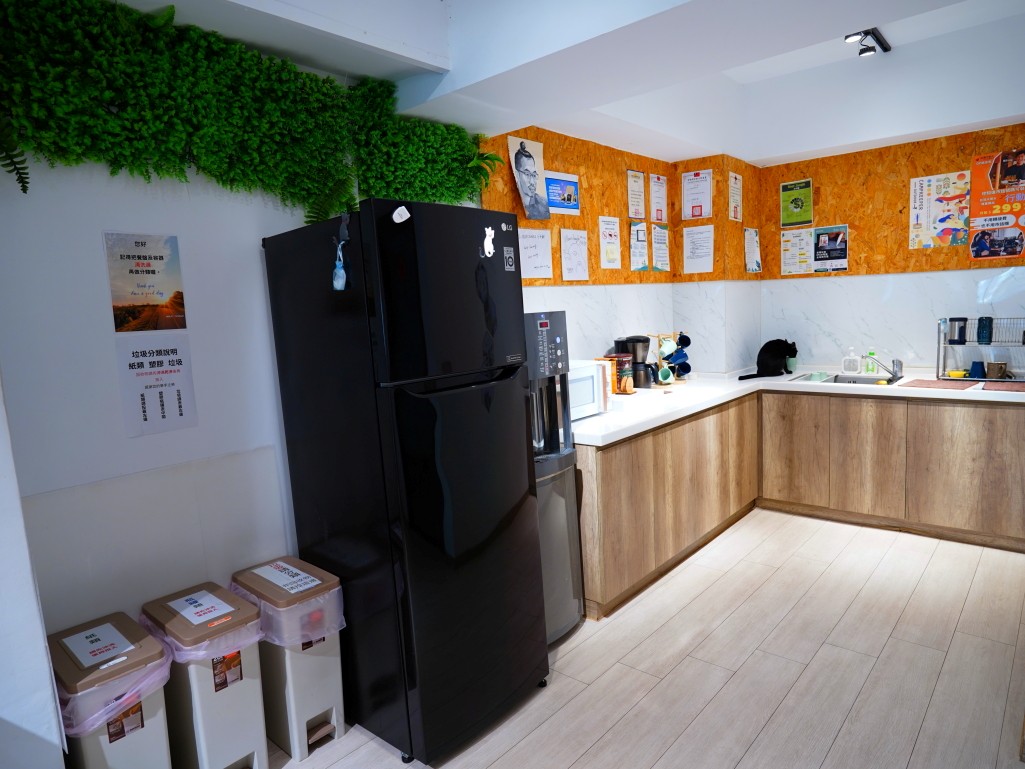 台中共享空間,台中共享辦公室,coworking space 台中,Hour Jungle Coworking,寵物友善辦公室,台中會議室租借,自由工作者推薦空間,創業空間推薦