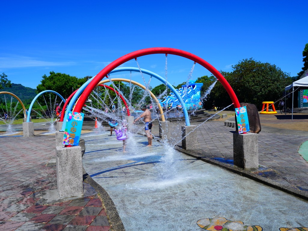水里瘋水祭,水里瘋水祭 2025,南投玩水景點,水里水漾樂園,南投夏日親子景點,南投水里親水公園活動,暑假玩水推薦 2025,南投99元水上樂園,水里瘋水祭門票優惠,水里沙雕活動,暑期一日遊推薦南投