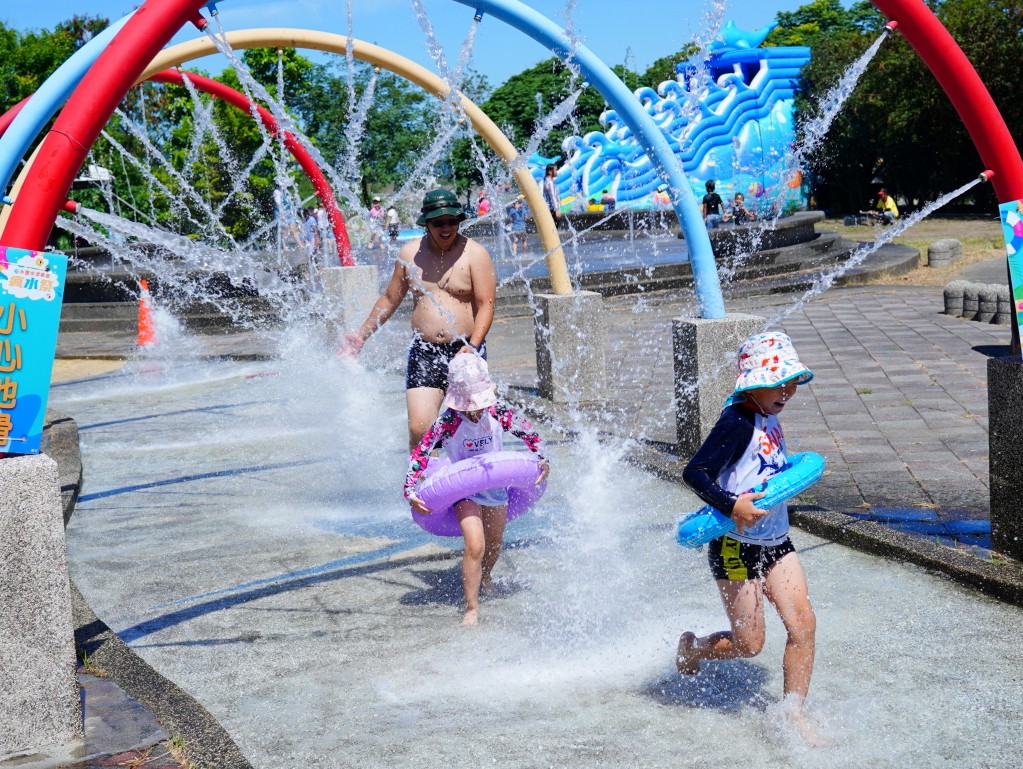 水里瘋水祭,水里瘋水祭 2025,南投玩水景點,水里水漾樂園,南投夏日親子景點,南投水里親水公園活動,暑假玩水推薦 2025,南投99元水上樂園,水里瘋水祭門票優惠,水里沙雕活動,暑期一日遊推薦南投