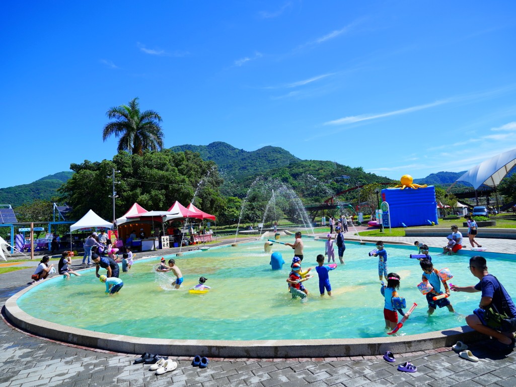 水里瘋水祭,水里瘋水祭 2025,南投玩水景點,水里水漾樂園,南投夏日親子景點,南投水里親水公園活動,暑假玩水推薦 2025,南投99元水上樂園,水里瘋水祭門票優惠,水里沙雕活動,暑期一日遊推薦南投