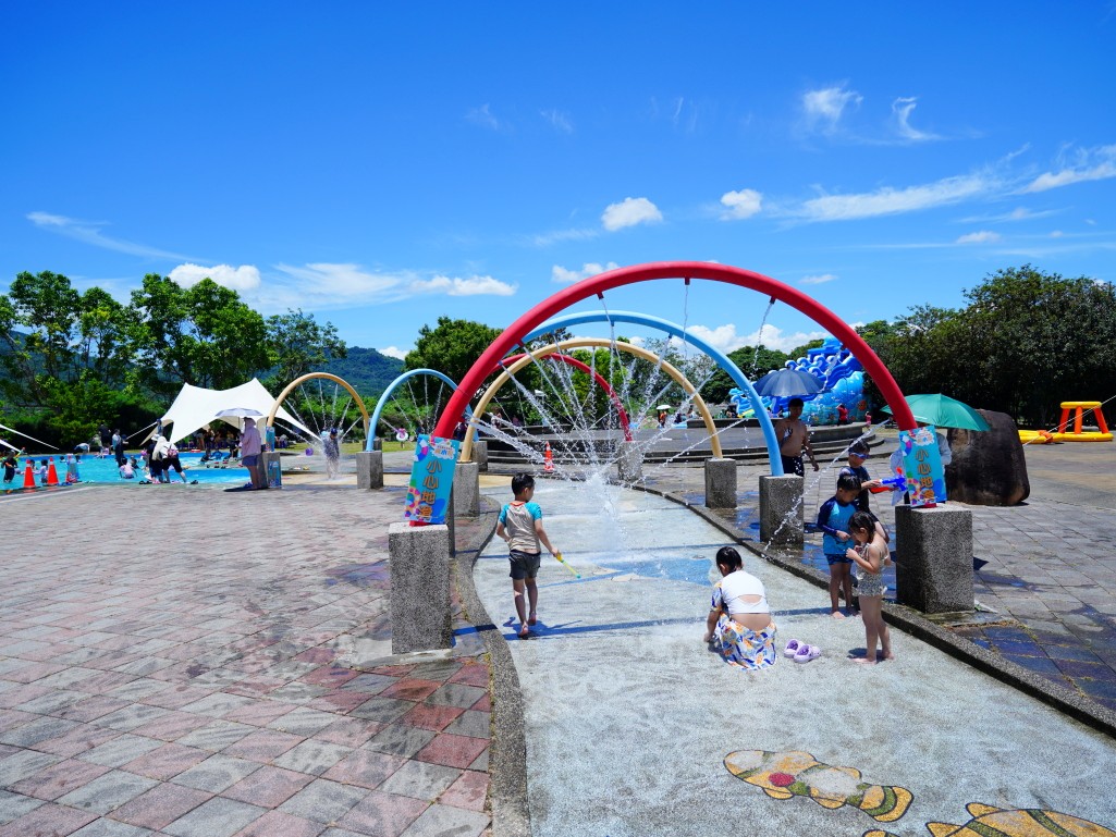 水里瘋水祭,水里瘋水祭 2025,南投玩水景點,水里水漾樂園,南投夏日親子景點,南投水里親水公園活動,暑假玩水推薦 2025,南投99元水上樂園,水里瘋水祭門票優惠,水里沙雕活動,暑期一日遊推薦南投