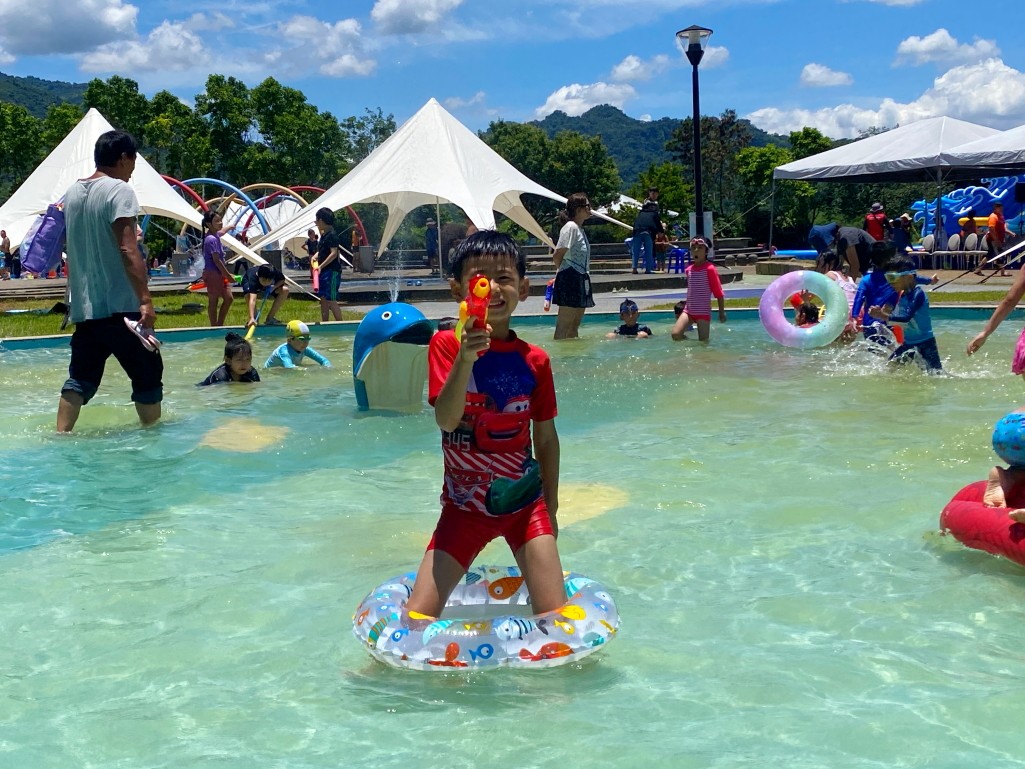水里瘋水祭,水里瘋水祭 2025,南投玩水景點,水里水漾樂園,南投夏日親子景點,南投水里親水公園活動,暑假玩水推薦 2025,南投99元水上樂園,水里瘋水祭門票優惠,水里沙雕活動,暑期一日遊推薦南投