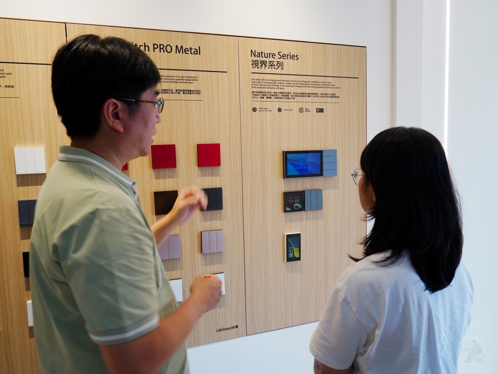 智慧家庭, LifeSmart, 智慧家居, LifeSmart 展示中心, 智慧家庭體驗, 新竹智慧家庭, 新竹竹北 LifeSmart, 智慧家庭門市, CoSS 協議, HomeKit, Matter 智慧家庭, 全屋智能家居, Zigbee, Z-Wave, 語音控制, 智慧情境控制, 智慧開關, 電動窗簾, 智慧感測器, 智慧情境面板, 智能照明控制, 新竹智慧家庭推薦, 竹北智慧家居體驗, 新竹智慧門市參觀, LifeSmart 好用嗎, 智慧家庭怎麼選, 智慧家庭需要施工嗎, 智慧燈怎麼操作