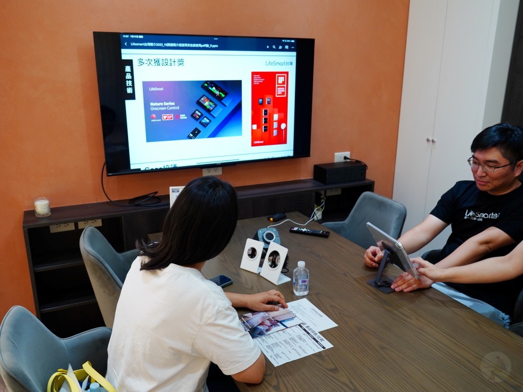 智慧家庭, LifeSmart, 智慧家居, LifeSmart 展示中心, 智慧家庭體驗, 新竹智慧家庭, 新竹竹北 LifeSmart, 智慧家庭門市, CoSS 協議, HomeKit, Matter 智慧家庭, 全屋智能家居, Zigbee, Z-Wave, 語音控制, 智慧情境控制, 智慧開關, 電動窗簾, 智慧感測器, 智慧情境面板, 智能照明控制, 新竹智慧家庭推薦, 竹北智慧家居體驗, 新竹智慧門市參觀, LifeSmart 好用嗎, 智慧家庭怎麼選, 智慧家庭需要施工嗎, 智慧燈怎麼操作