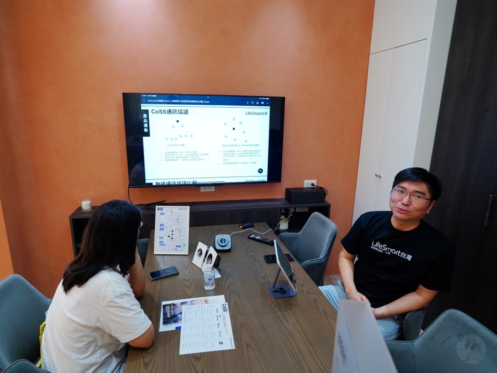 智慧家庭, LifeSmart, 智慧家居, LifeSmart 展示中心, 智慧家庭體驗, 新竹智慧家庭, 新竹竹北 LifeSmart, 智慧家庭門市, CoSS 協議, HomeKit, Matter 智慧家庭, 全屋智能家居, Zigbee, Z-Wave, 語音控制, 智慧情境控制, 智慧開關, 電動窗簾, 智慧感測器, 智慧情境面板, 智能照明控制, 新竹智慧家庭推薦, 竹北智慧家居體驗, 新竹智慧門市參觀, LifeSmart 好用嗎, 智慧家庭怎麼選, 智慧家庭需要施工嗎, 智慧燈怎麼操作