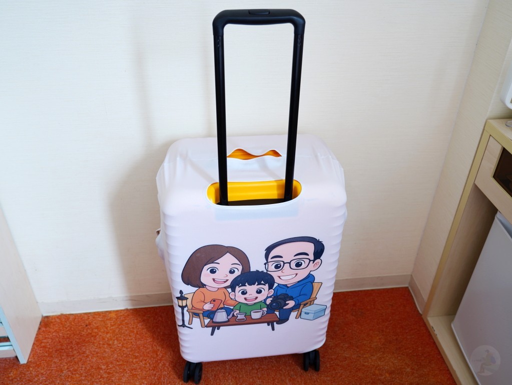 With Me,行李箱,登機箱,台灣公司,推薦,平價,材質,箱套,保護套,前開上掀設計,日本靜音萬向輪,可擴充行李箱,拉鍊卡扣設計,客製化布套,行李箱保護,行李箱辨識度,彈性布料,印刷清晰,旅行行李推薦,托運行李箱,台灣品牌行李箱,自助旅行行李箱