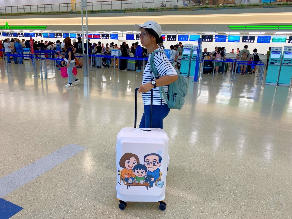 With Me,行李箱,登機箱,台灣公司,推薦,平價,材質,箱套,保護套,前開上掀設計,日本靜音萬向輪,可擴充行李箱,拉鍊卡扣設計,客製化布套,行李箱保護,行李箱辨識度,彈性布料,印刷清晰,旅行行李推薦,托運行李箱,台灣品牌行李箱,自助旅行行李箱