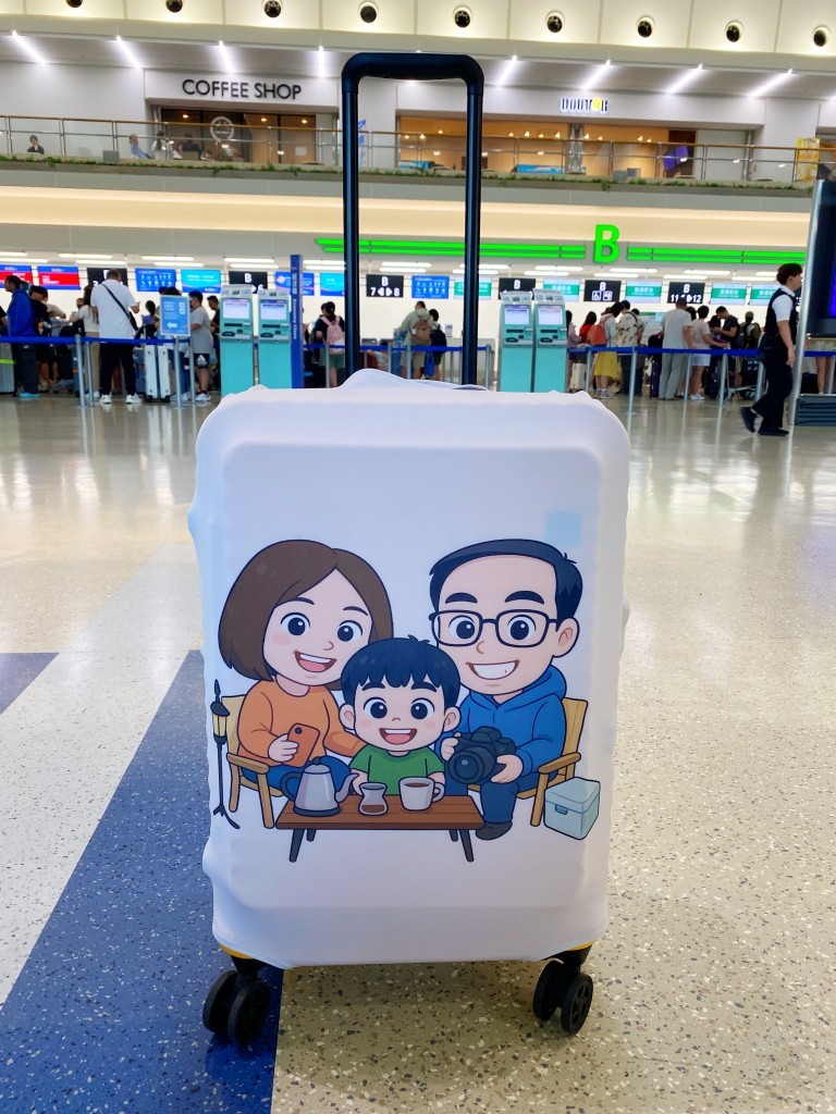 With Me,行李箱,登機箱,台灣公司,推薦,平價,材質,箱套,保護套,前開上掀設計,日本靜音萬向輪,可擴充行李箱,拉鍊卡扣設計,客製化布套,行李箱保護,行李箱辨識度,彈性布料,印刷清晰,旅行行李推薦,托運行李箱,台灣品牌行李箱,自助旅行行李箱
