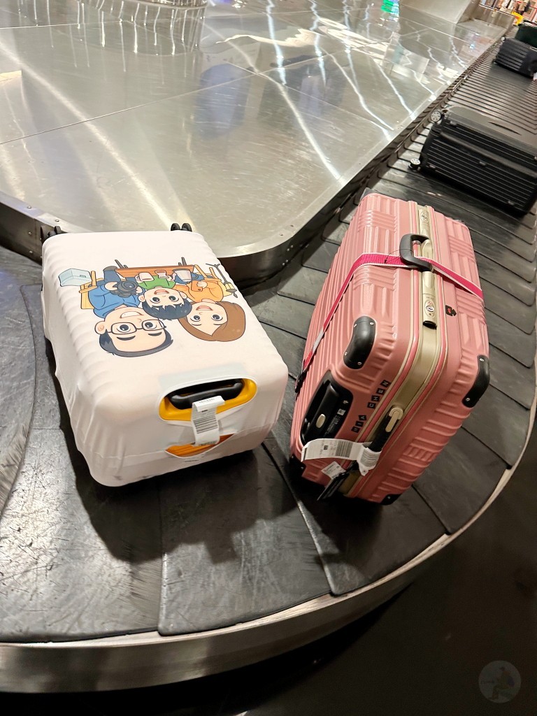 With Me,行李箱,登機箱,台灣公司,推薦,平價,材質,箱套,保護套,前開上掀設計,日本靜音萬向輪,可擴充行李箱,拉鍊卡扣設計,客製化布套,行李箱保護,行李箱辨識度,彈性布料,印刷清晰,旅行行李推薦,托運行李箱,台灣品牌行李箱,自助旅行行李箱