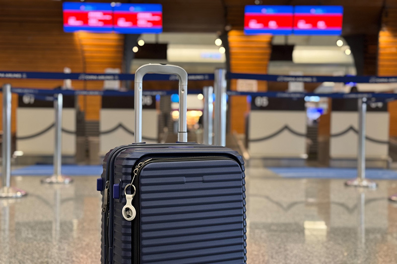 AirTag行李, AirTag航空公司, AirTag共享位置, AirTag臨時共享位置, AirTag遺失行李, AirTag行李追蹤, iOS18.2 AirTag, AirTag出國, AirTag協尋, 行李遺失解決方法, 行李追蹤神器, 哪些航空公司支援AirTag, AirTag支援航空公司, AirTag旅行必備, 行李遺失如何找回, AirTag分享位置, AirTag國際旅行, AirTag隱私安全, AirTag蘋果功能, AirTag搭飛機 AirTag行李, AirTag航空公司, AirTag共享位置, AirTag臨時共享位置, AirTag遺失行李, AirTag行李追蹤, iOS18.2 AirTag, AirTag出國, AirTag協尋, 行李遺失解決方法, 行李追蹤神器, 哪些航空公司支援AirTag, AirTag支援航空公司, AirTag旅行必備, 行李遺失如何找回, AirTag分享位置, AirTag國際旅行, AirTag隱私安全, AirTag蘋果功能, AirTag搭飛機