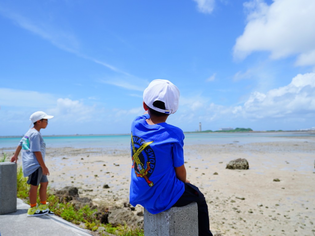 愷愷開心地在瀨長島看飛機｜沖繩親子旅遊