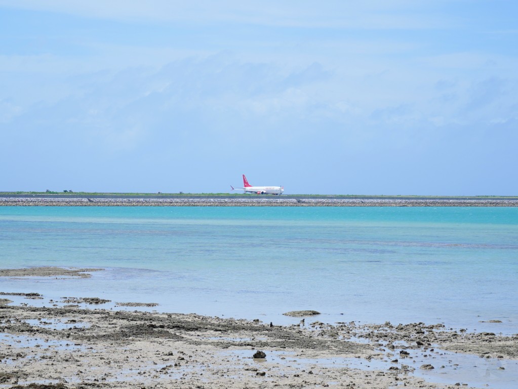 飛機從瀨長島上空低空飛過｜那霸機場景點