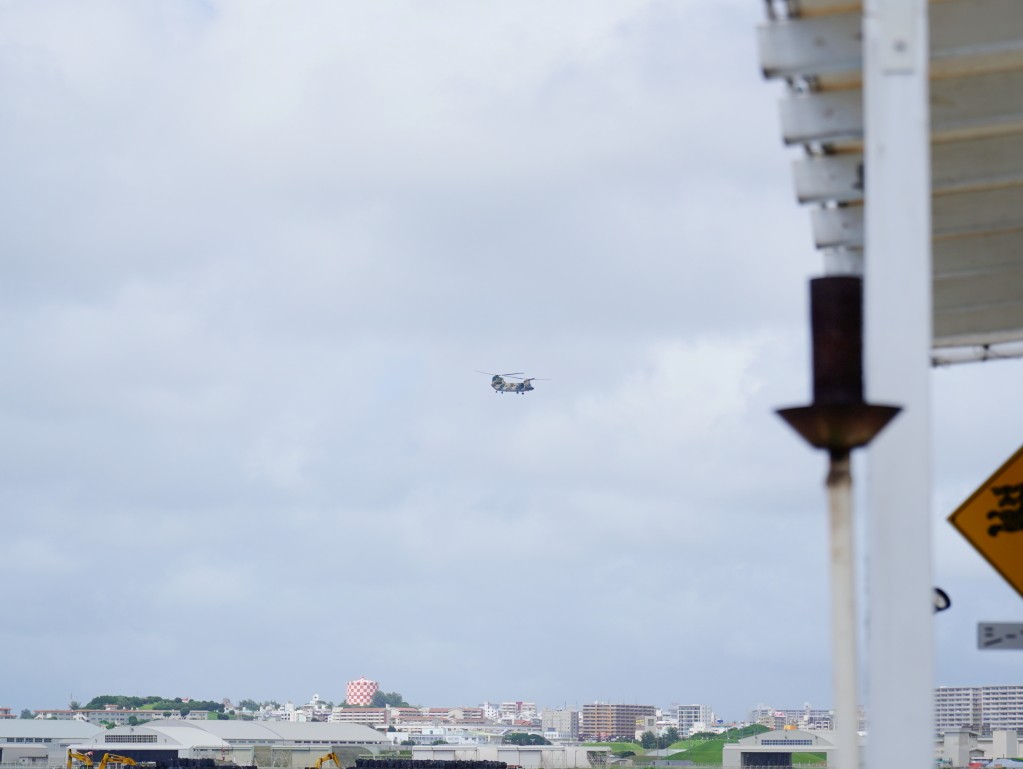 飛越瀨長島上空的雙旋翼直升機｜沖繩軍機