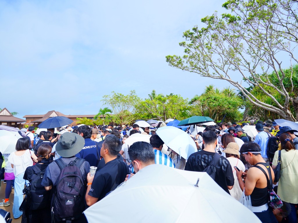 遊客撐傘等待入園|沖繩侏儸紀樂園