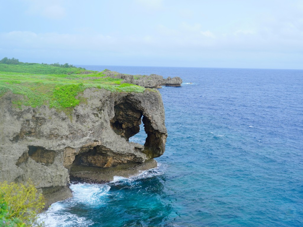 沖繩萬座毛象鼻岩斷崖絕景與湛藍海水