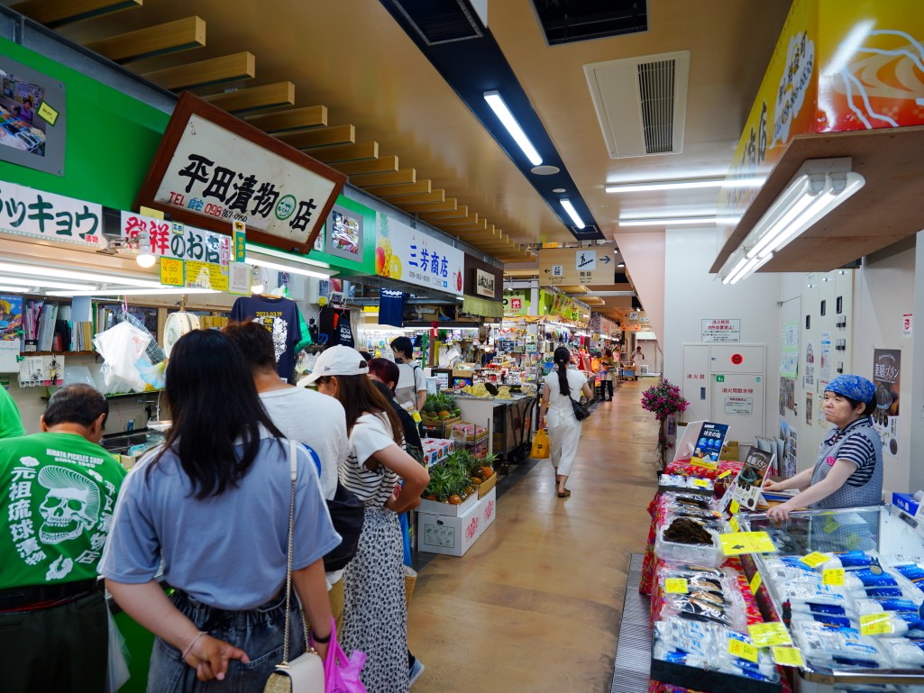沖繩牧志市場,牧志市場,沖繩美食,沖繩市場,那霸市場,沖繩必吃,沖繩自由行,沖繩景點,沖繩在地美食,沖繩現煮海鮮,牧志市場餐廳,沖繩海葡萄哪裡買,沖繩龍蝦料理,沖繩海鮮市場,牧志市場營業時間,沖繩伴手禮推薦,沖繩旅行,沖繩旅遊,沖繩傳統市場,日本市場美食,日本自由行,那霸美