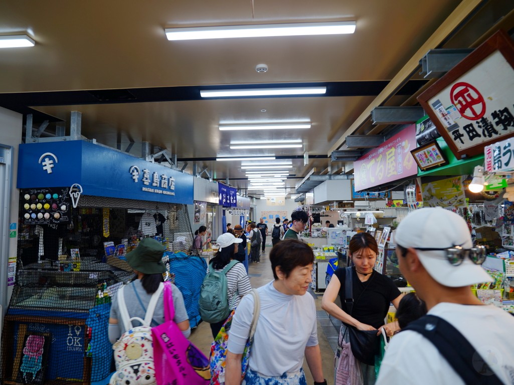 沖繩牧志市場,牧志市場,沖繩美食,沖繩市場,那霸市場,沖繩必吃,沖繩自由行,沖繩景點,沖繩在地美食,沖繩現煮海鮮,牧志市場餐廳,沖繩海葡萄哪裡買,沖繩龍蝦料理,沖繩海鮮市場,牧志市場營業時間,沖繩伴手禮推薦,沖繩旅行,沖繩旅遊,沖繩傳統市場,日本市場美食,日本自由行,那霸美
