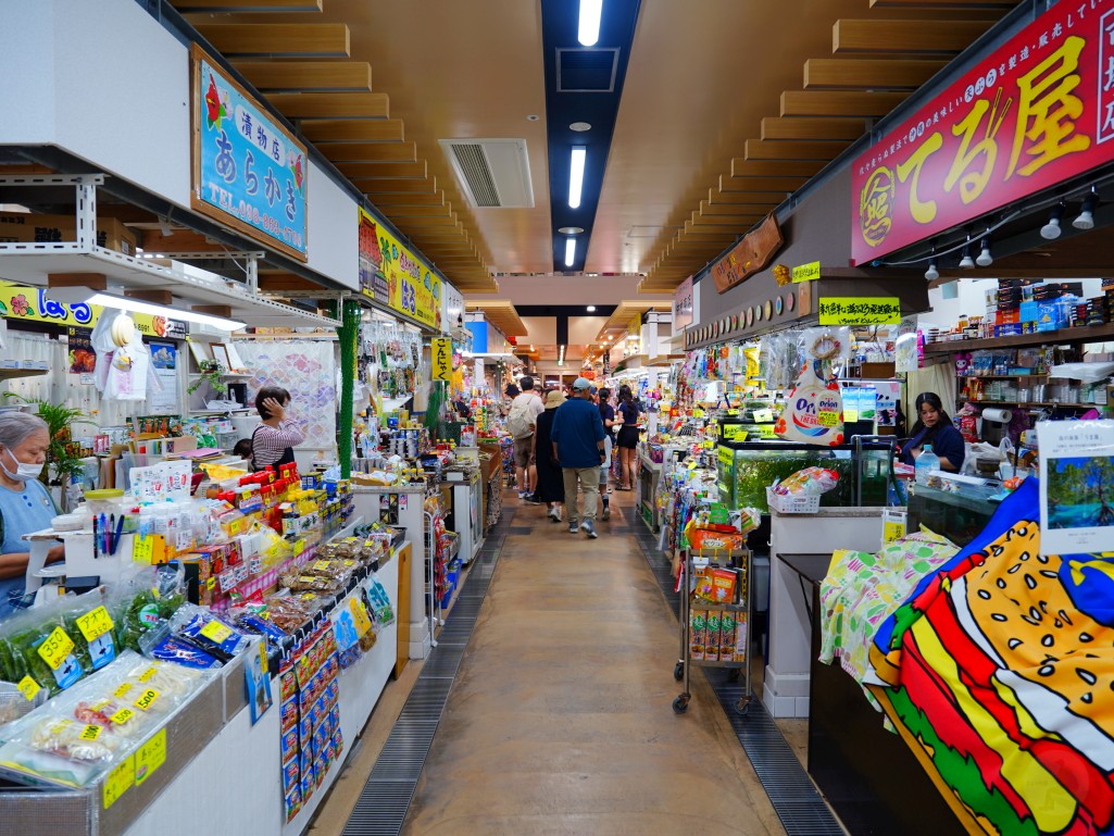 沖繩牧志市場,牧志市場,沖繩美食,沖繩市場,那霸市場,沖繩必吃,沖繩自由行,沖繩景點,沖繩在地美食,沖繩現煮海鮮,牧志市場餐廳,沖繩海葡萄哪裡買,沖繩龍蝦料理,沖繩海鮮市場,牧志市場營業時間,沖繩伴手禮推薦,沖繩旅行,沖繩旅遊,沖繩傳統市場,日本市場美食,日本自由行,那霸美