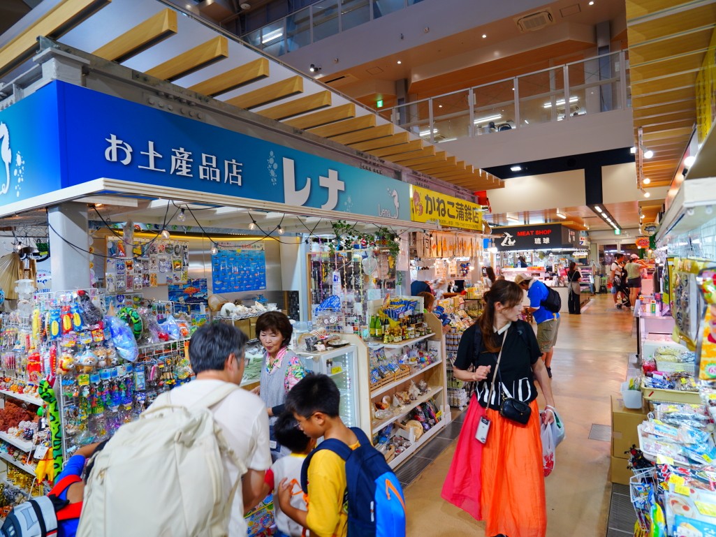沖繩牧志市場,牧志市場,沖繩美食,沖繩市場,那霸市場,沖繩必吃,沖繩自由行,沖繩景點,沖繩在地美食,沖繩現煮海鮮,牧志市場餐廳,沖繩海葡萄哪裡買,沖繩龍蝦料理,沖繩海鮮市場,牧志市場營業時間,沖繩伴手禮推薦,沖繩旅行,沖繩旅遊,沖繩傳統市場,日本市場美食,日本自由行,那霸美