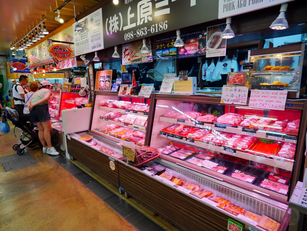 沖繩牧志市場,牧志市場,沖繩美食,沖繩市場,那霸市場,沖繩必吃,沖繩自由行,沖繩景點,沖繩在地美食,沖繩現煮海鮮,牧志市場餐廳,沖繩海葡萄哪裡買,沖繩龍蝦料理,沖繩海鮮市場,牧志市場營業時間,沖繩伴手禮推薦,沖繩旅行,沖繩旅遊,沖繩傳統市場,日本市場美食,日本自由行,那霸美