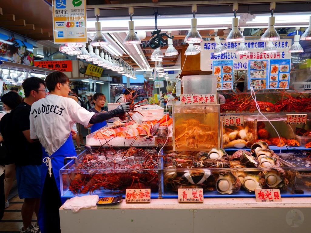 沖繩牧志市場,牧志市場,沖繩美食,沖繩市場,那霸市場,沖繩必吃,沖繩自由行,沖繩景點,沖繩在地美食,沖繩現煮海鮮,牧志市場餐廳,沖繩海葡萄哪裡買,沖繩龍蝦料理,沖繩海鮮市場,牧志市場營業時間,沖繩伴手禮推薦,沖繩旅行,沖繩旅遊,沖繩傳統市場,日本市場美食,日本自由行,那霸美