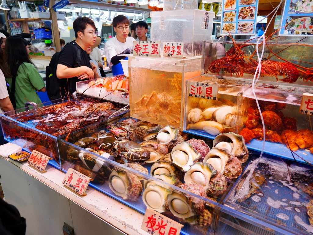 沖繩牧志市場,牧志市場,沖繩美食,沖繩市場,那霸市場,沖繩必吃,沖繩自由行,沖繩景點,沖繩在地美食,沖繩現煮海鮮,牧志市場餐廳,沖繩海葡萄哪裡買,沖繩龍蝦料理,沖繩海鮮市場,牧志市場營業時間,沖繩伴手禮推薦,沖繩旅行,沖繩旅遊,沖繩傳統市場,日本市場美食,日本自由行,那霸美
