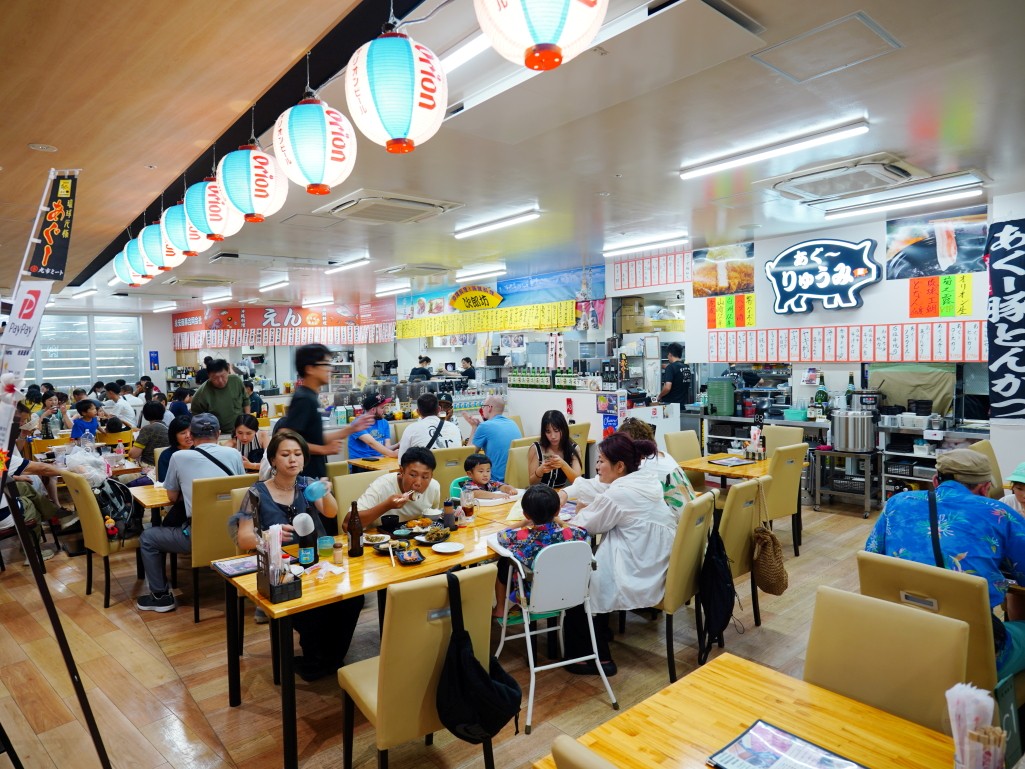 沖繩牧志市場,牧志市場,沖繩美食,沖繩市場,那霸市場,沖繩必吃,沖繩自由行,沖繩景點,沖繩在地美食,沖繩現煮海鮮,牧志市場餐廳,沖繩海葡萄哪裡買,沖繩龍蝦料理,沖繩海鮮市場,牧志市場營業時間,沖繩伴手禮推薦,沖繩旅行,沖繩旅遊,沖繩傳統市場,日本市場美食,日本自由行,那霸美