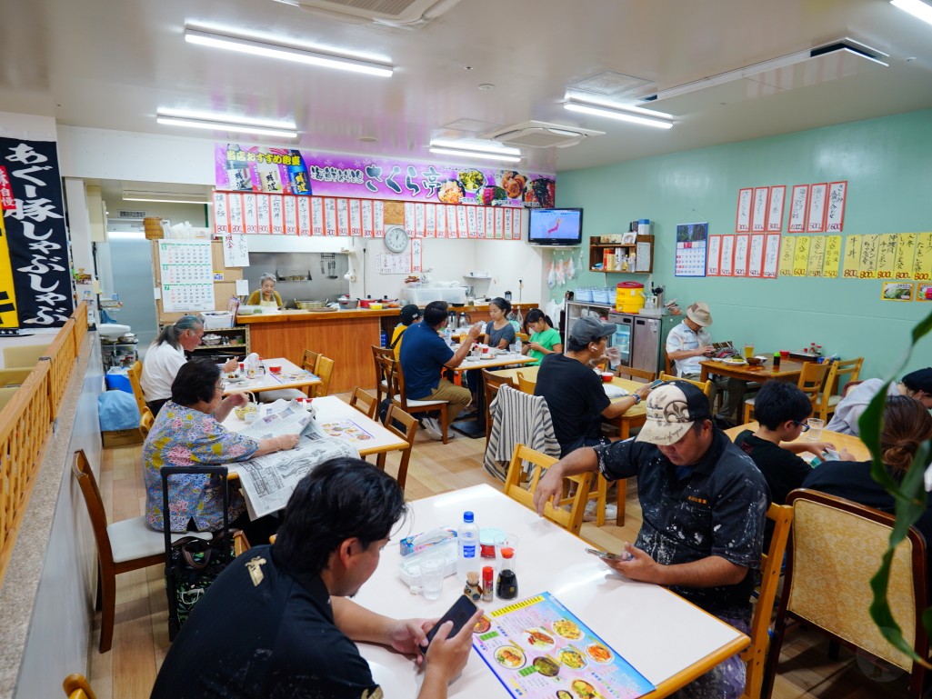 沖繩牧志市場,牧志市場,沖繩美食,沖繩市場,那霸市場,沖繩必吃,沖繩自由行,沖繩景點,沖繩在地美食,沖繩現煮海鮮,牧志市場餐廳,沖繩海葡萄哪裡買,沖繩龍蝦料理,沖繩海鮮市場,牧志市場營業時間,沖繩伴手禮推薦,沖繩旅行,沖繩旅遊,沖繩傳統市場,日本市場美食,日本自由行,那霸美