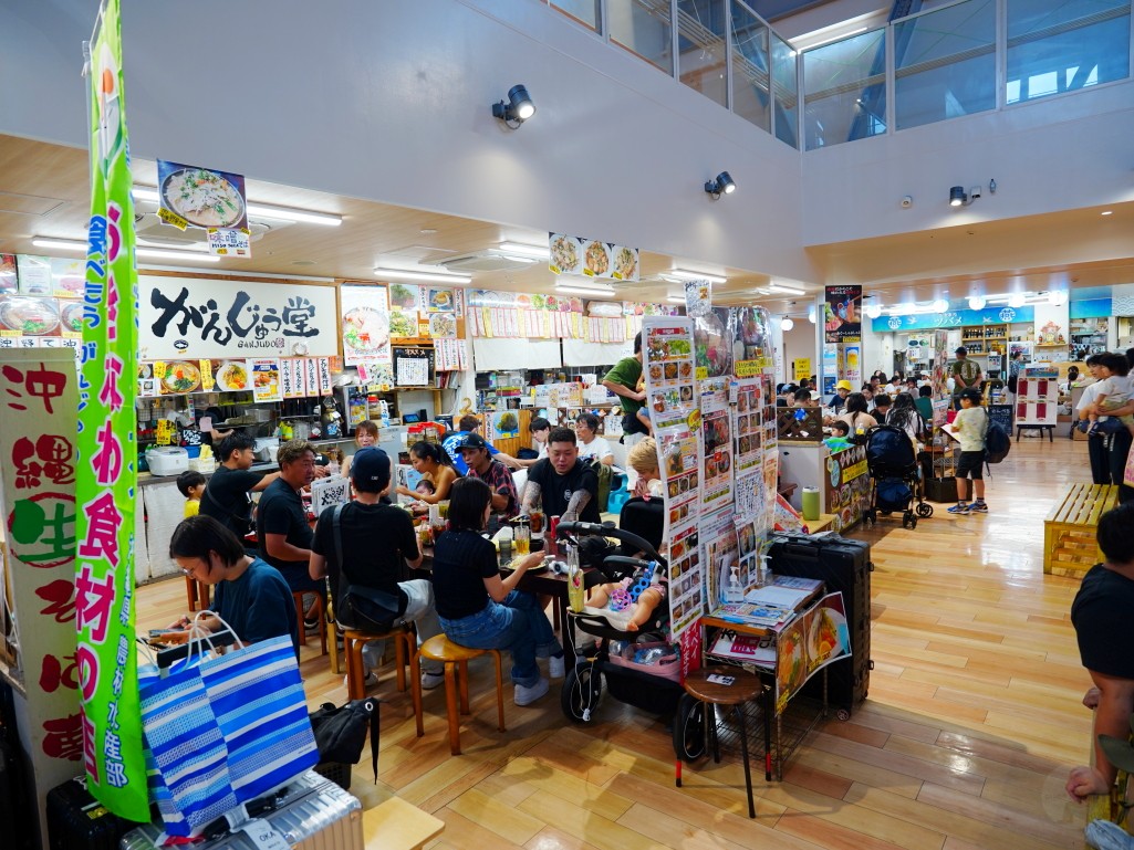 沖繩牧志市場,牧志市場,沖繩美食,沖繩市場,那霸市場,沖繩必吃,沖繩自由行,沖繩景點,沖繩在地美食,沖繩現煮海鮮,牧志市場餐廳,沖繩海葡萄哪裡買,沖繩龍蝦料理,沖繩海鮮市場,牧志市場營業時間,沖繩伴手禮推薦,沖繩旅行,沖繩旅遊,沖繩傳統市場,日本市場美食,日本自由行,那霸美