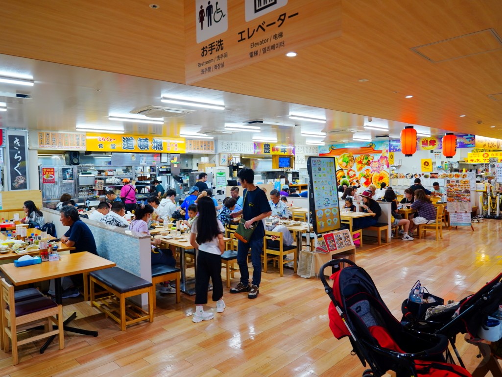 沖繩牧志市場,牧志市場,沖繩美食,沖繩市場,那霸市場,沖繩必吃,沖繩自由行,沖繩景點,沖繩在地美食,沖繩現煮海鮮,牧志市場餐廳,沖繩海葡萄哪裡買,沖繩龍蝦料理,沖繩海鮮市場,牧志市場營業時間,沖繩伴手禮推薦,沖繩旅行,沖繩旅遊,沖繩傳統市場,日本市場美食,日本自由行,那霸美