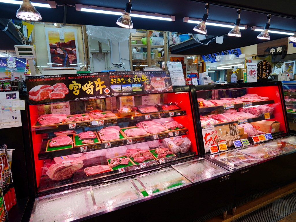 沖繩牧志市場,牧志市場,沖繩美食,沖繩市場,那霸市場,沖繩必吃,沖繩自由行,沖繩景點,沖繩在地美食,沖繩現煮海鮮,牧志市場餐廳,沖繩海葡萄哪裡買,沖繩龍蝦料理,沖繩海鮮市場,牧志市場營業時間,沖繩伴手禮推薦,沖繩旅行,沖繩旅遊,沖繩傳統市場,日本市場美食,日本自由行,那霸美