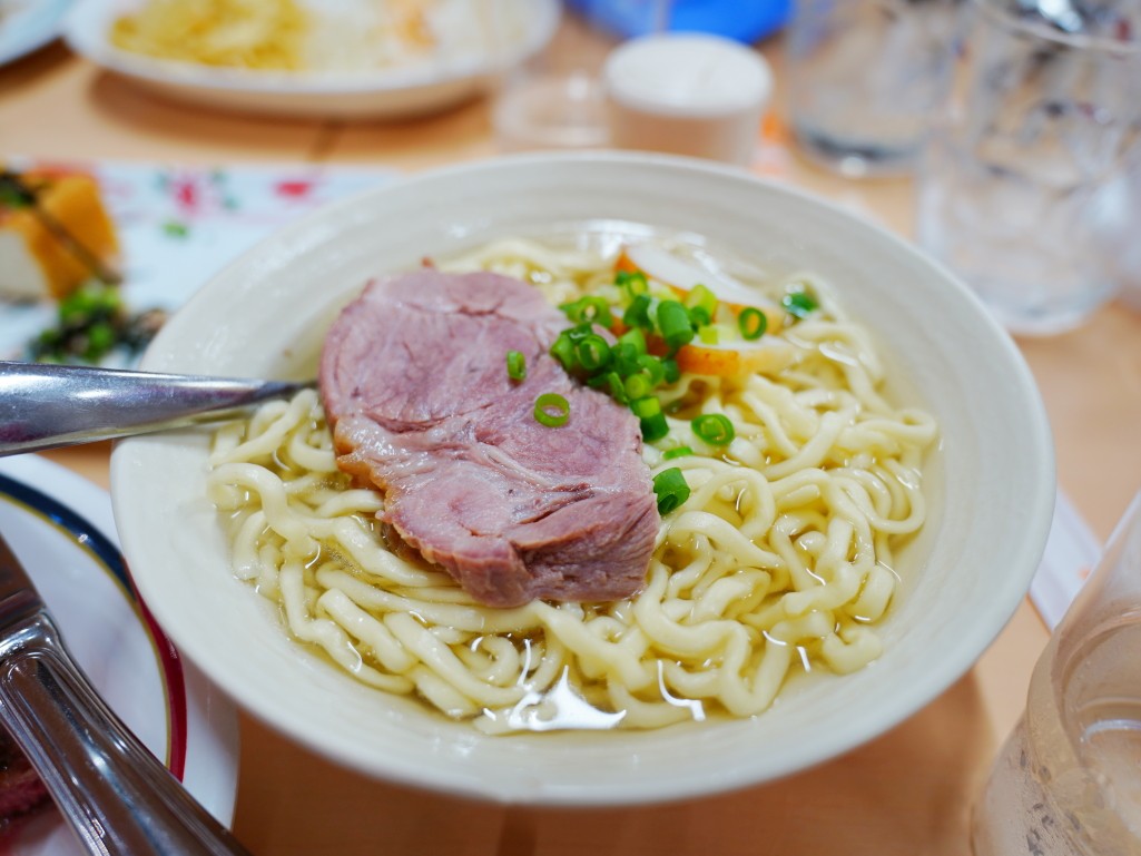 沖繩牧志市場,牧志市場,沖繩美食,沖繩市場,那霸市場,沖繩必吃,沖繩自由行,沖繩景點,沖繩在地美食,沖繩現煮海鮮,牧志市場餐廳,沖繩海葡萄哪裡買,沖繩龍蝦料理,沖繩海鮮市場,牧志市場營業時間,沖繩伴手禮推薦,沖繩旅行,沖繩旅遊,沖繩傳統市場,日本市場美食,日本自由行,那霸美