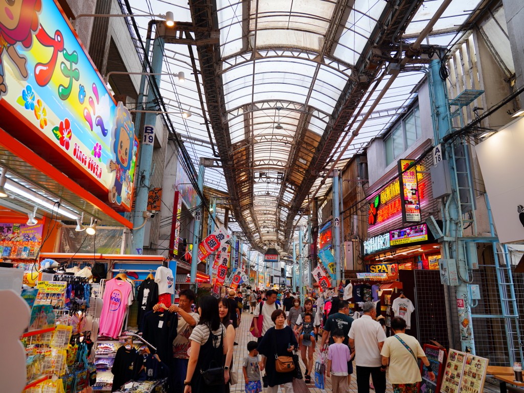 沖繩牧志市場,牧志市場,沖繩美食,沖繩市場,那霸市場,沖繩必吃,沖繩自由行,沖繩景點,沖繩在地美食,沖繩現煮海鮮,牧志市場餐廳,沖繩海葡萄哪裡買,沖繩龍蝦料理,沖繩海鮮市場,牧志市場營業時間,沖繩伴手禮推薦,沖繩旅行,沖繩旅遊,沖繩傳統市場,日本市場美食,日本自由行,那霸美