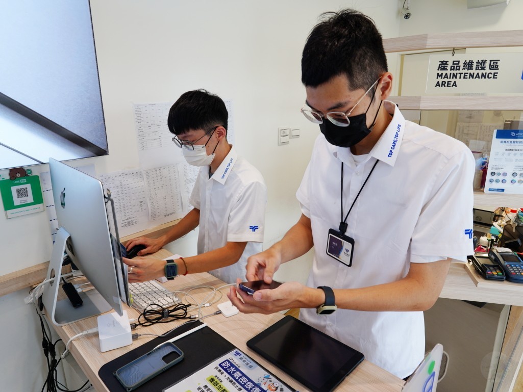 iPhone 14 Pro 換電池,iPhone 維修,鼎威維修,維修中心,台中 iPhone,iPhone 深層清潔,iPhone 防水膠,iPhone 保護貼更換,iPhone 原廠電池,iPhone 認證電池,iPhone 電池健康度,iPhone 14 Pro 換電池要多少錢,iPhone 換電池推薦 鼎威維修,iPhone 維修中心哪裡好,iPhone 換電池會影響防水嗎,iPhone 換電池流程 鼎威維修,台中 iPhone 換電池推薦