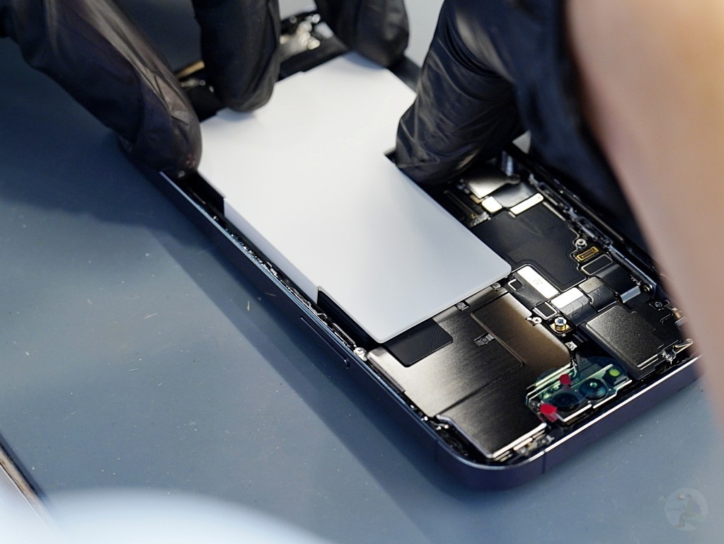 iPhone 14 Pro 換電池,iPhone 維修,鼎威維修,維修中心,台中 iPhone,iPhone 深層清潔,iPhone 防水膠,iPhone 保護貼更換,iPhone 原廠電池,iPhone 認證電池,iPhone 電池健康度,iPhone 14 Pro 換電池要多少錢,iPhone 換電池推薦 鼎威維修,iPhone 維修中心哪裡好,iPhone 換電池會影響防水嗎,iPhone 換電池流程 鼎威維修,台中 iPhone 換電池推薦