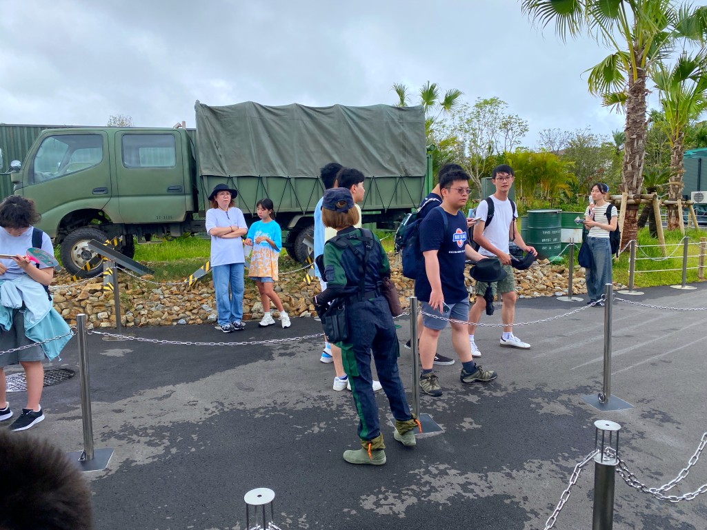 吉普車造型探險車輛|DINOSAUR SAFARI