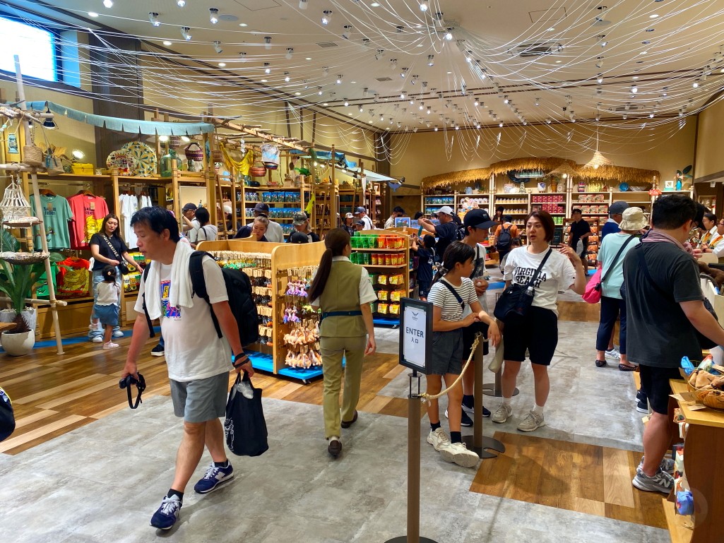 紀念品店內部陳設與玩偶周邊|JUNGLIA伴手禮